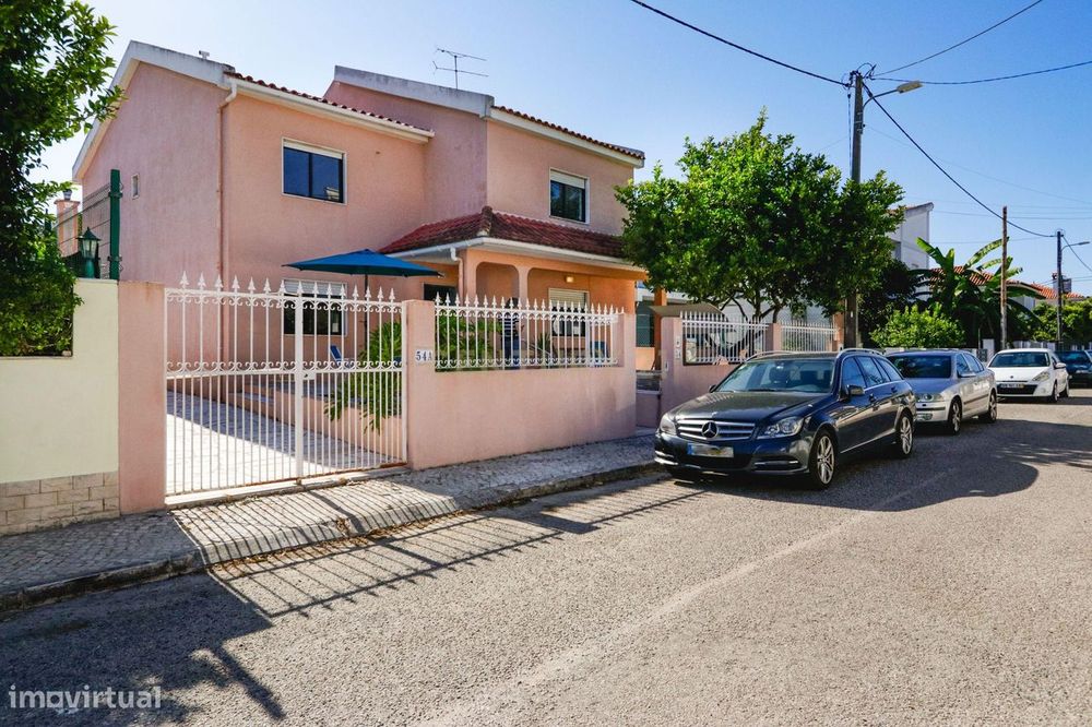 Espetacular Moradia T6 em Charneca de Caparica, Almada
