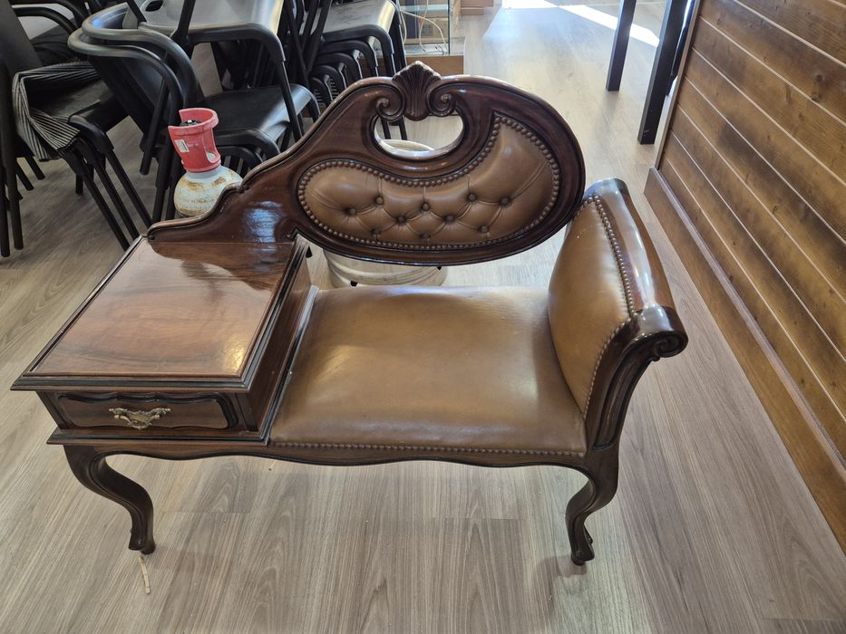 Sofá em ótimo estado de madeira