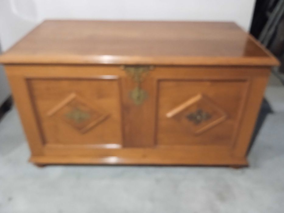 Arca de madeira maciça como nova