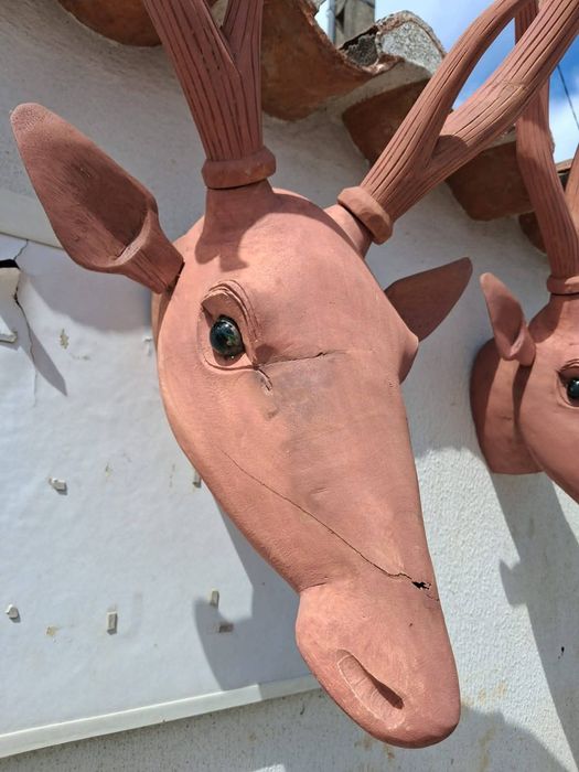 Cabeças de veado em madeira e olhos em vidro