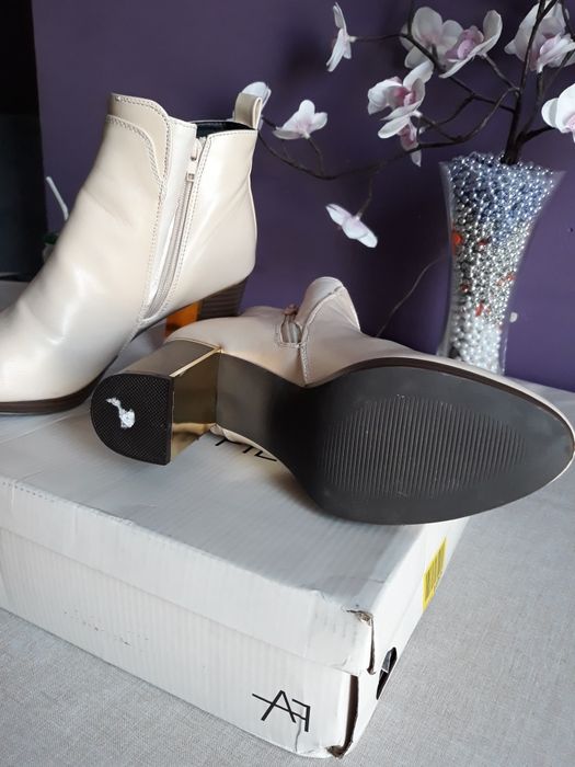 Botki beżowe na słupku.