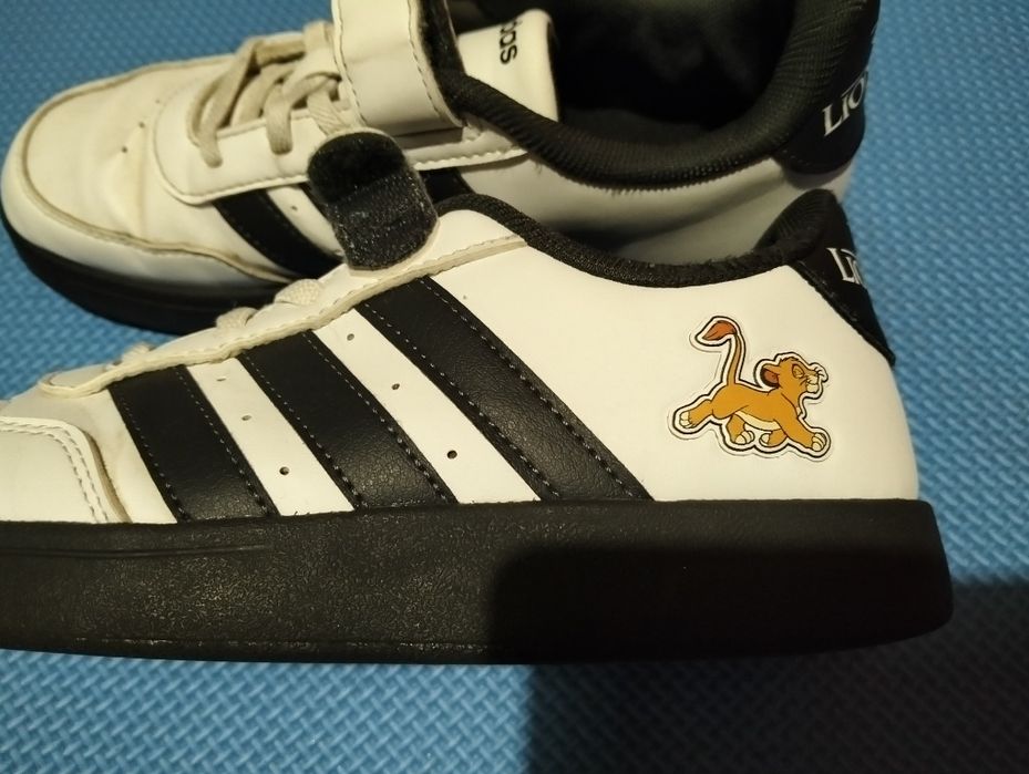 Tênis adidas edição rei leão (tamanho 35)