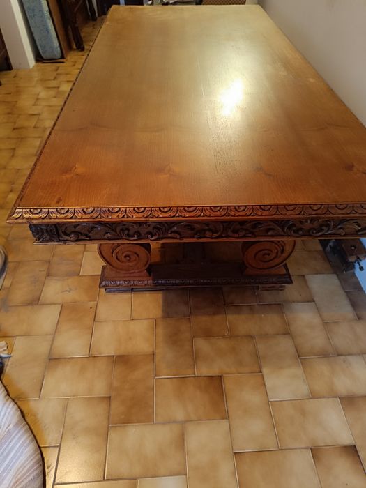 Mesa de sala de jantar.