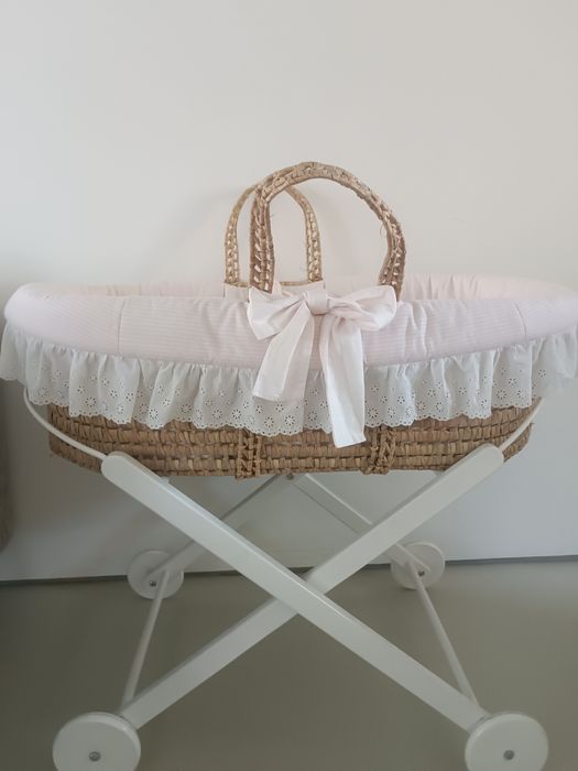 Alcofa de bebé+ Suporte da marca Egg.