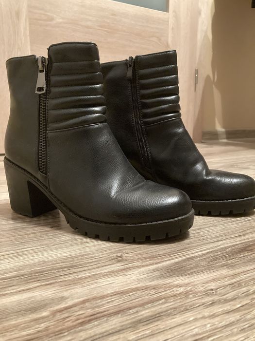 Botki na grubym korku