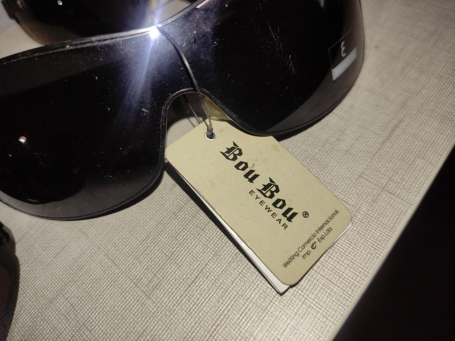 Óculos de sol Bou Bou com etiqueta