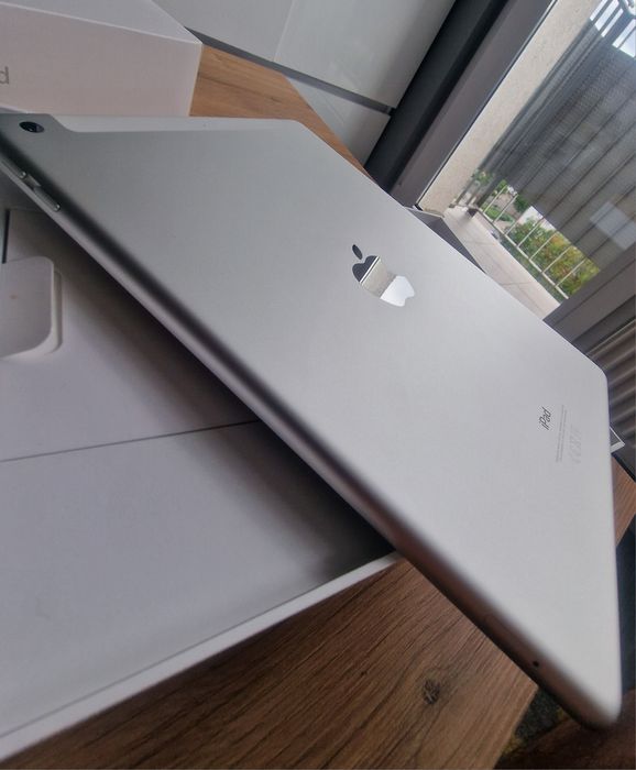 iPad 6th gen Silver 32GB wifi cellular