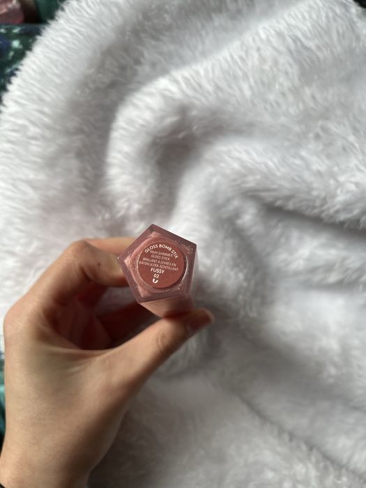 Błyszczyk Fenty Beauty fu$$y pomadka z brokatem