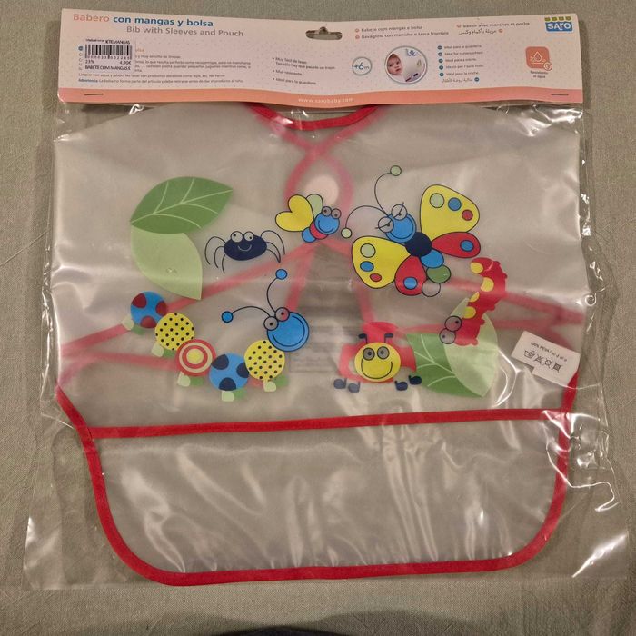 Babete com mangas e bolsa da SARO