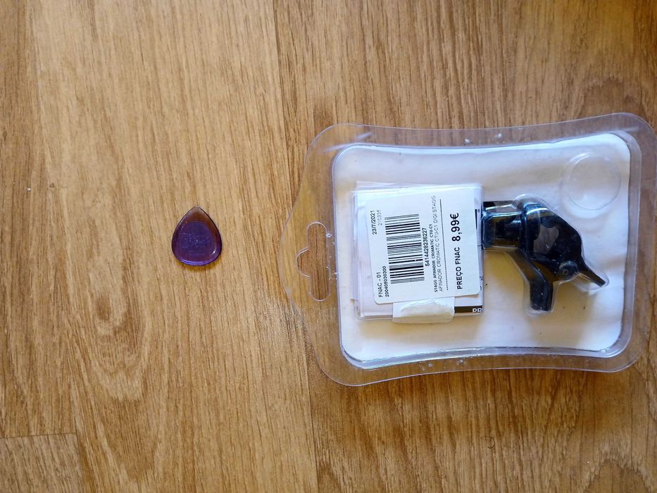 Conjunto ukulele + afinador eletrónico + mala