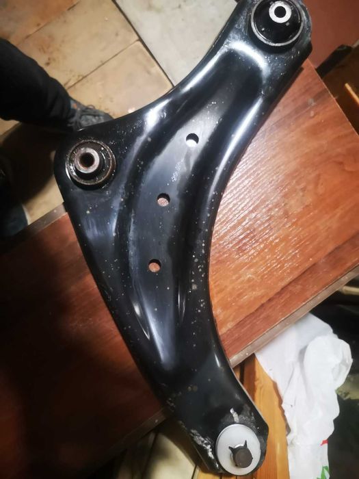 рычаг передний Nissan Leaf