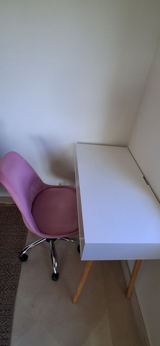Conjunto de mesa com duas gavetas e cadeira