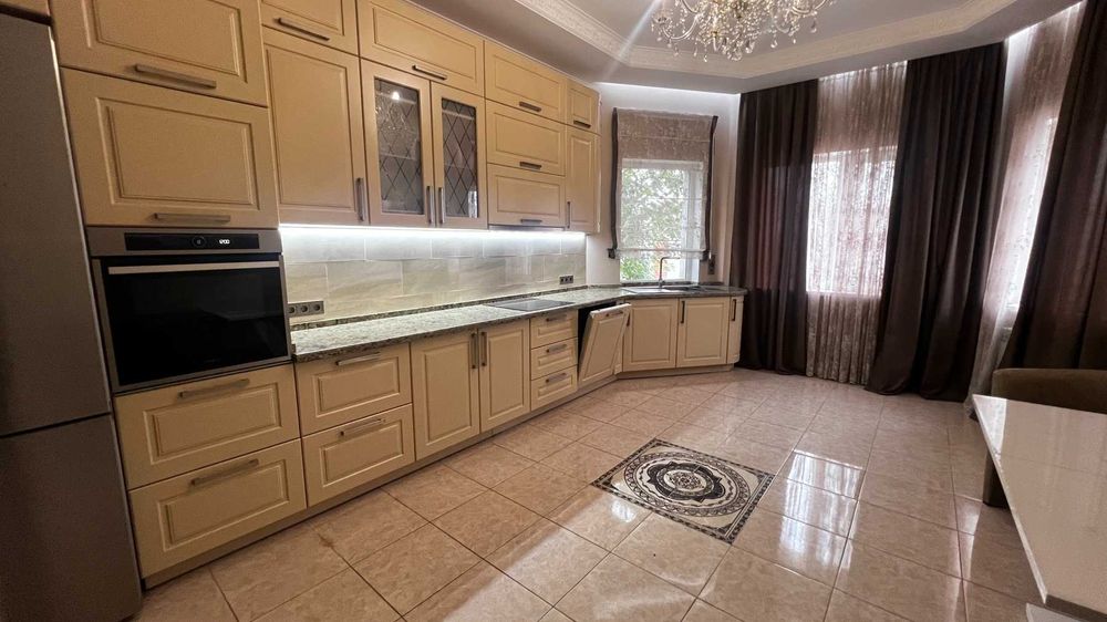 Продаж двоповерхового будинку з новим ремонтом. Мінімальне оформлення