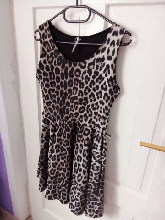 Sukienka w panterkę.