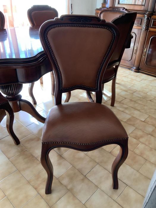 Conjunto de móveis clássicos em madeira maciça