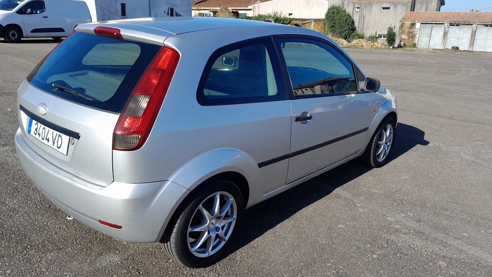 Automóvel comercial 2 lugares Ford fiesta a gasóleo de 2 003