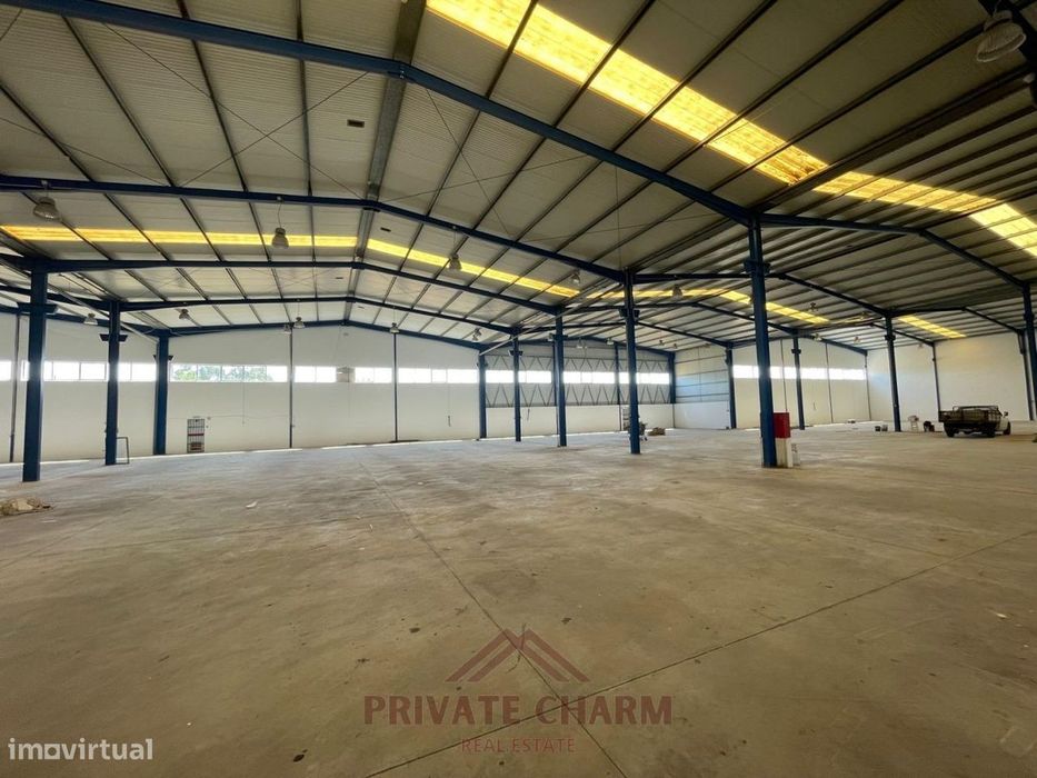 Armazém para arrendar no Porto Alto