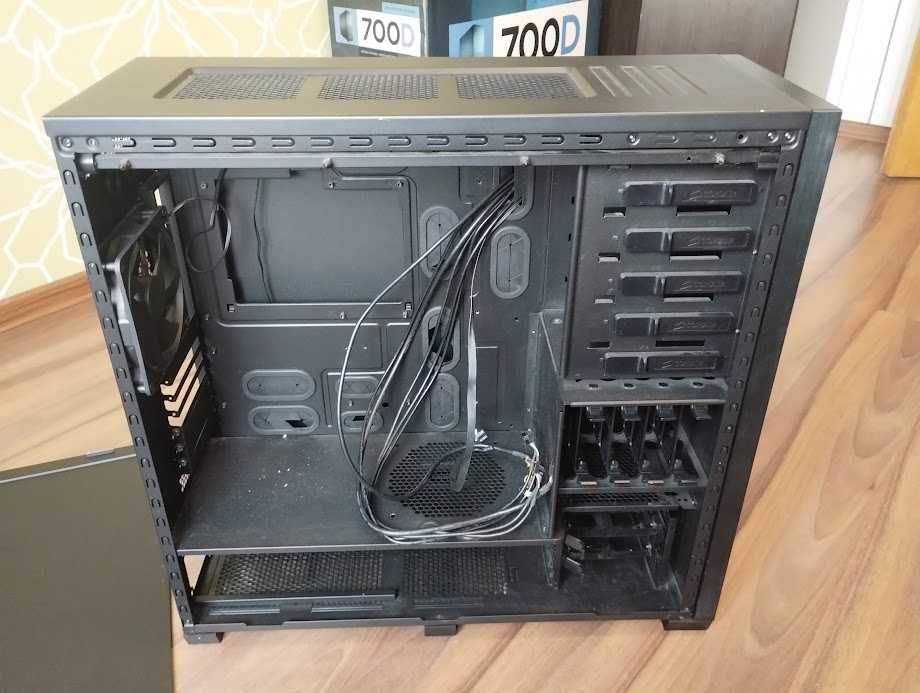 Корпус Corsair 700D