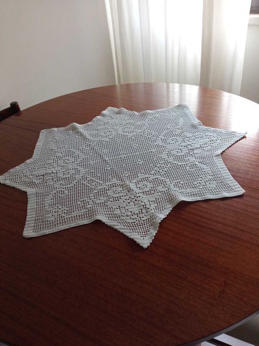 Centro de mesa em renda feito à mão.