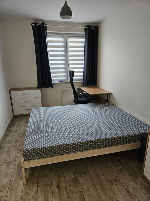 Ulica Karoliny z miejscem postojowym