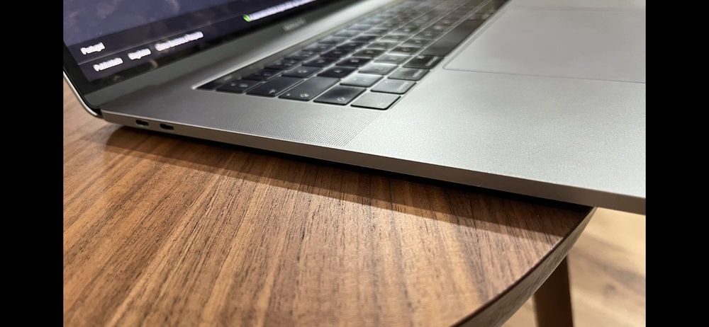 MacBook Pro 15” 2018 i7 16GB RAM 256GB SSD – A1990