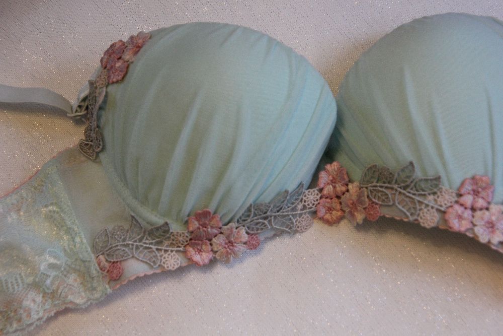 Komplet bielizny z haftem M