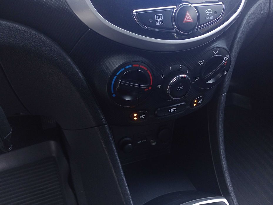 Отличный HYUNDAI Accent 1.4 газ/бензин 2012 года