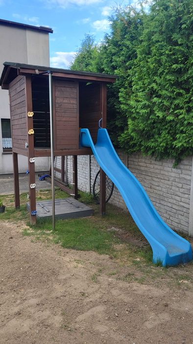 Drewniany domek ze zjeżdżalnią