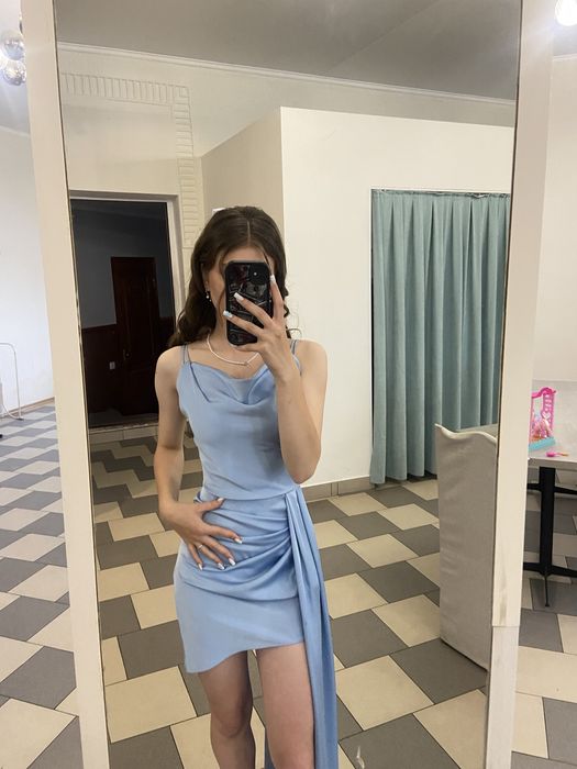 Випускна святкова блакитна сукня