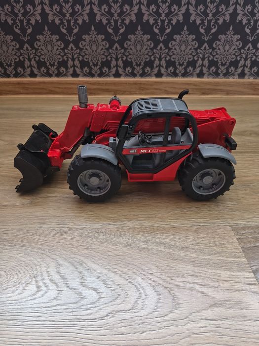 Іграшковий елескопічний навантажувач Bruder Manitou MLT 633