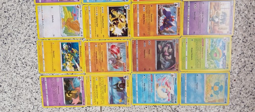 Várias cartas Pokémon