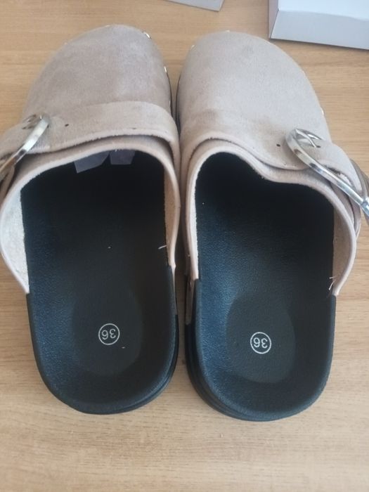 Chinelos com fivela e tachas beje