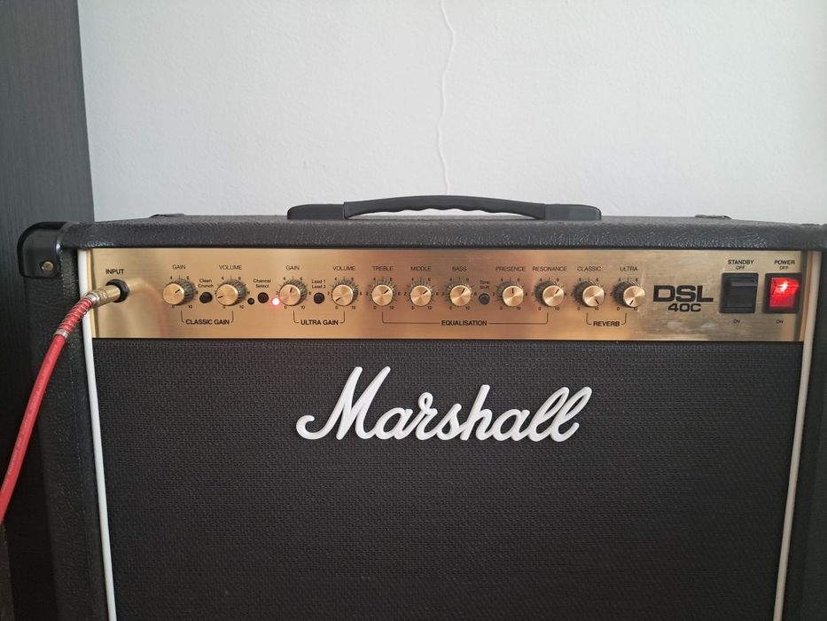 Wzmacniacz Marshall DSL40C z wymienionym głośnikiem.