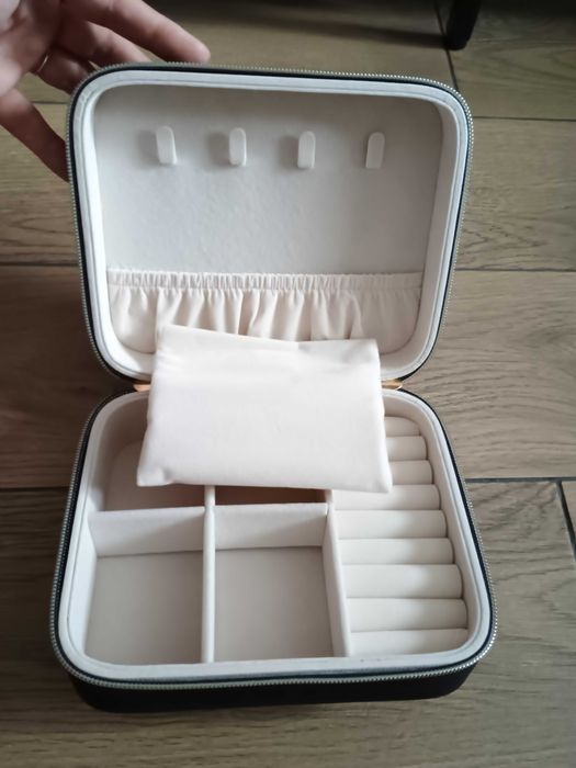 Kuferek na biżuterię czarny zamsz