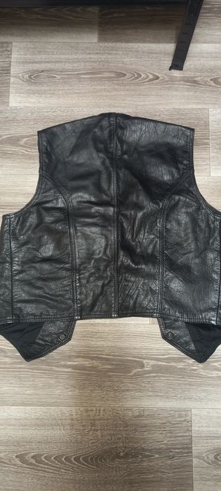 Продам мужскую кожаную желетку, мужск