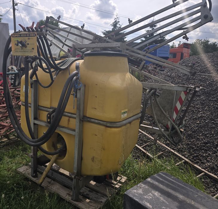 Opryskiwacz zawieszany 600 l12 metrow  Jessur