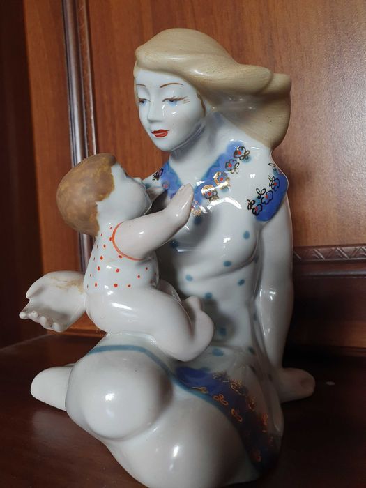 Фарфоровая статуэтка .