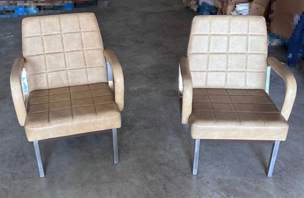 Cadeirões de pele em bege - Qtd. 2 Und.