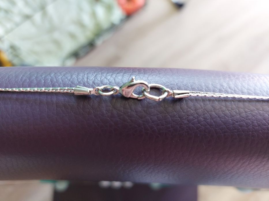 Długi wisiorek łańcuszek z pieknymi zielonymi kamykami