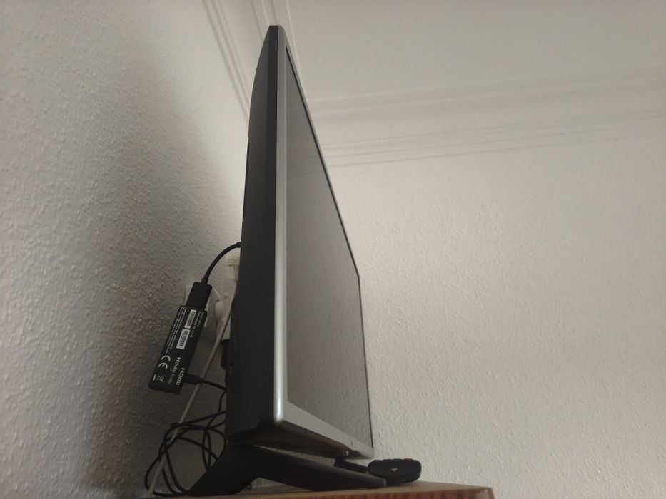 TV preta LG como nova