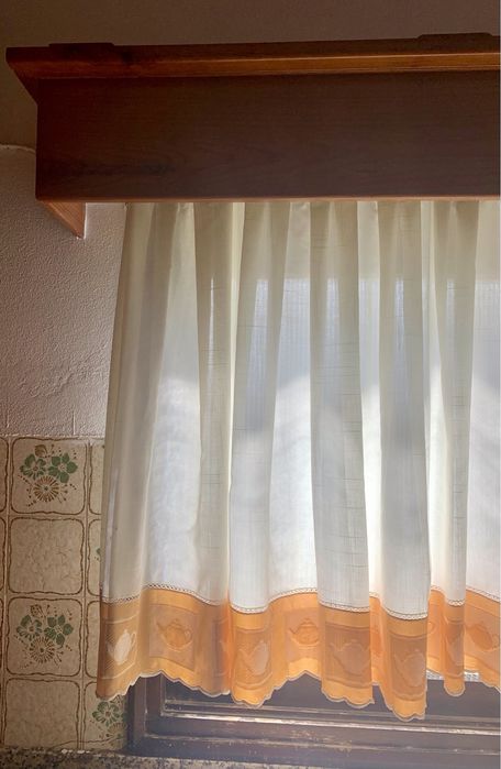 Cortinado com sanefa em cerejeira
