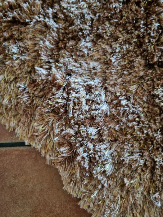 Tapete dourado e castanho