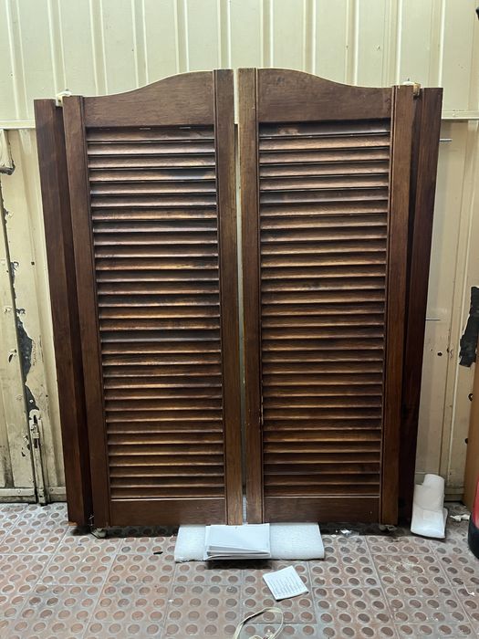 Portas batentes ao estilo velho oeste