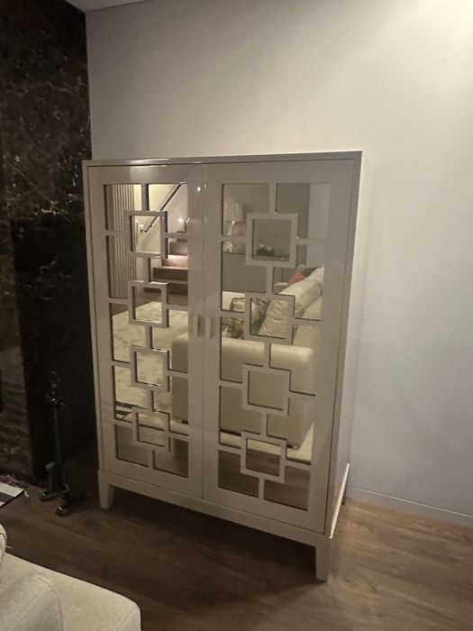 Armário decorativo em madeira com portas espelhadas