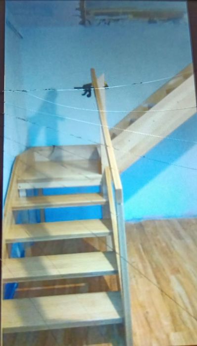 Nowe schody bukowe – lakierowane poliuretanem, z poręczami i deskami