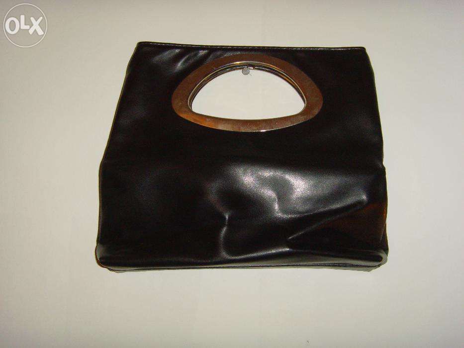 Klasyczna czarna torebka z uchwytem