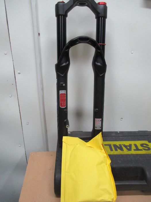 Велосипедная пневмо вилка передняя  на 24 колесо.