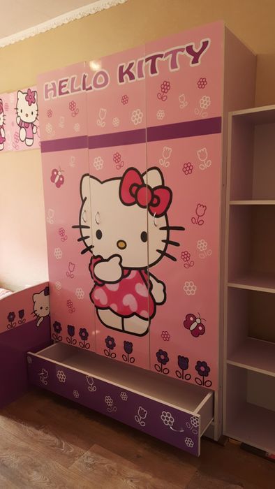 Ліжко, шафа. Меблі Hello Kitty для принцеси