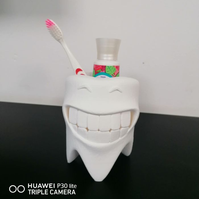 Kubek na pastę do zębów i szczoteczki ząbek