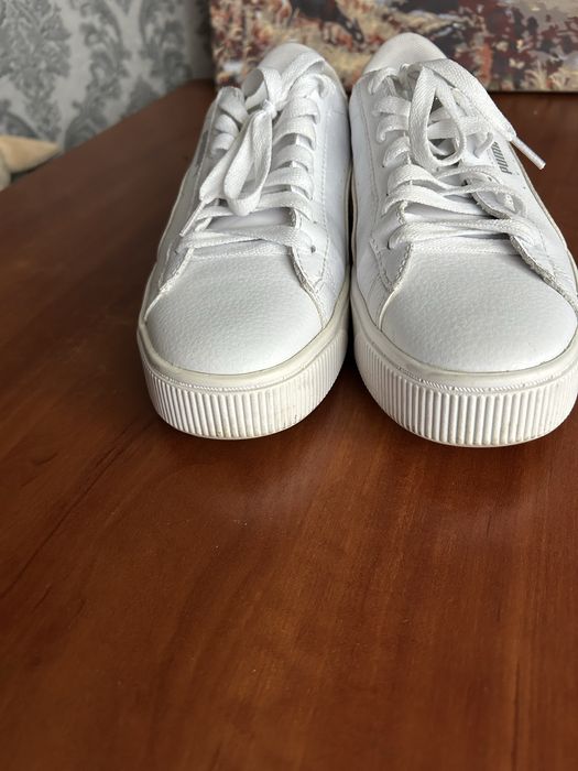 Білі жіночі кеди